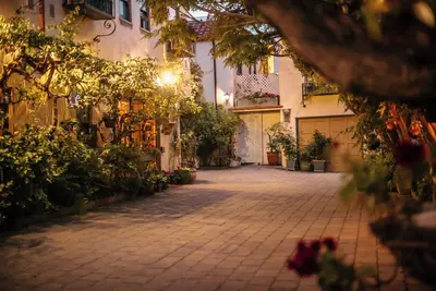 Image de Family-Friendly Room with Seperate Queen Bedroom and Two Twin Bedroom w/parking