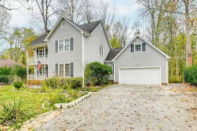 Image de 10 Mi to Dtwn: Family-Friendly Charlotte Home