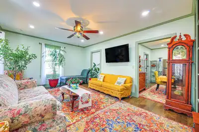 Image de 18 Mi to Skiing: Colorful Home in Springfield!