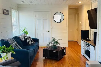 Image de Charming house w/spacious backyard, 7 minutes to downtown Raleigh