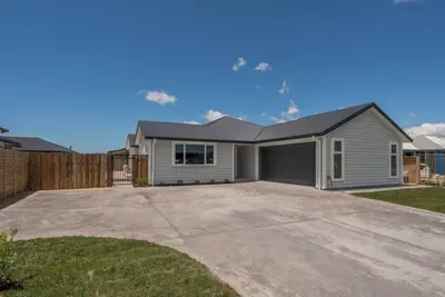 Image de Hosts on the Coast Kicking Back on Kupe