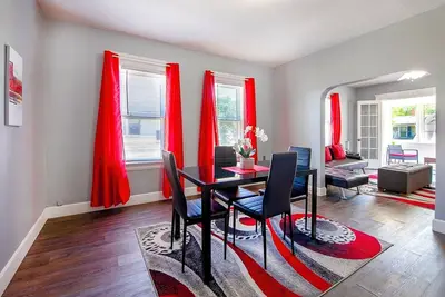 Image de Rubi | Private King Room • Upper Unit • 9 Min Dt