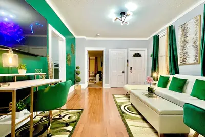 Image de Emerald Oasis: Cozy Tremont 1br Lower Unit by Christmas Story House | Parking • 7 Min to Downtown