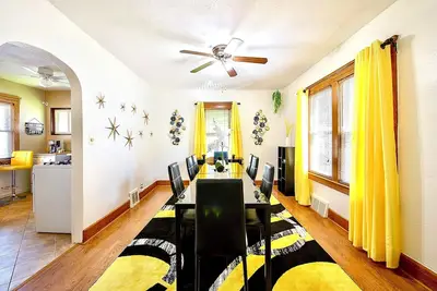 Image de Amber Hearth: Stylish 1br Upper House | Laundry, Porch & Parking Garage • 6 Min to Downtown