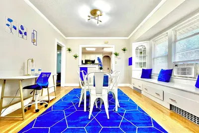 Image de Sapphire Haven: Spacious 1br Lower Unit Retreat | Laundry, Parking & Safe Location • 8 Min To Airport