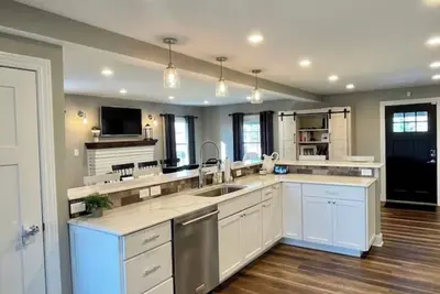 Image de Spacious, Modern 4 Br/3 Bath Home