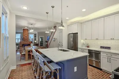 Image de Darling on Dean Street- Nautical home w parking