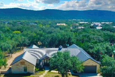 Image de Stunning 6 Bedroom vacation home with pool & hot tub 5 minutes from Frio River!