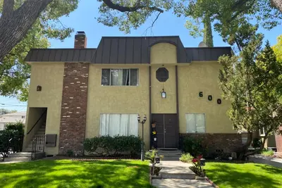 Image de \t\n Brand new floors, dishwasher, stove, oven, hood, baths & 1 mile walk to Mall.