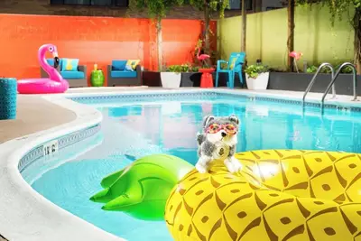 Image de Shower Haven, Two Queens, Staypineapple Treats, Steps from University Village