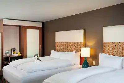 Image de Pineapple Queen Sanctuary w/Shower, Near Uw Campus, 2 Family Ready Rooms