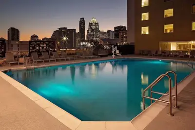Image de Your Downtown Retreat: Comfortable Room with Pool for Ultimate Relaxation