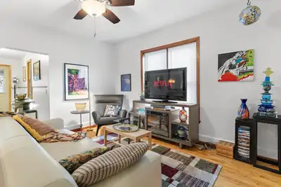 Image de Prime Ne Mpls Spot – Close to Riverfront & Markets