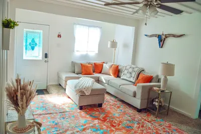 Image de Bright & Cozy, Walk To Downtown, 3. 5 Miles to Stadium. Grill, LightUp Vanity&Crib