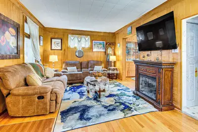 Image de 1 Mi to Dtwn: Colorful Binghamton Home