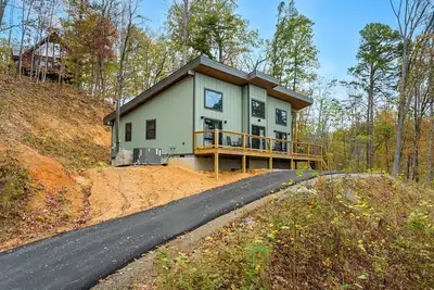 Image de Mountain Escape- Brand New 1. 5-Bedroom cabin! Private Hot Tub! Gourmet Kitchen!