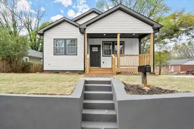 Image de Spacious 4-bedroom house with Ac and WiFi in urban neighborhood