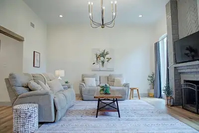 Image de Luxury-Toxic Free Amenities, 4 Bd 2 Ba, Sleeps 11, Pleasant Grove, fenced yard