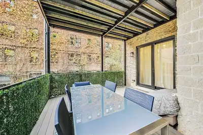 Image de Gorgeous Lincoln Park condominium with 4 bed, 2. 5 b, luxurious gourmet kitchen.