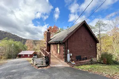 Image de Almost Heaven-Honeymoon log cabin with heart shaped whirlpool Tub