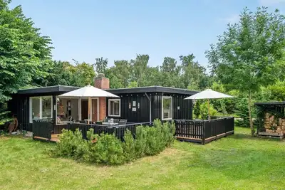 Image de Cozy cottage near the beautiful Rågeleje beach.