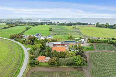 Image de 580 m2 countryside idyll with activity room