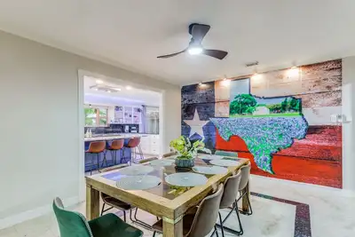 Image de Spacious 5-bedroom house with Pool, Tennis Court, and Fitness Room!