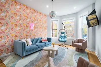 Image de Retro Disco Cowboy Fun, Walk to Wrigley, Restaurants/Bars! 15 mins to downtown!