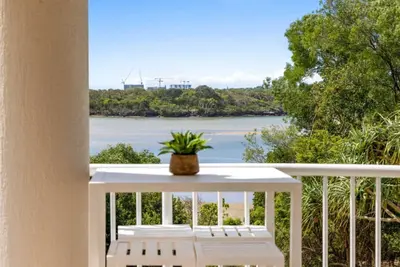 Image de The Entrance Unit 5 - Relax on a sunlit balcony overlooking Currimundi Lake, with birds singing in t