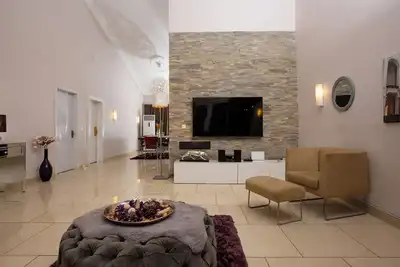 Image de Impeccable 2-Bed House with Hot-Tub -Wi-Fi