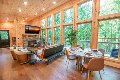 Image de Private Modern 2br Treehouse + Views, Hot tub, Firepit, and Pool!
