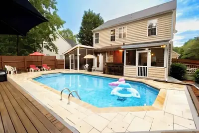 Image de Tiki Hut: Bar, Kitchenette, Grill, Firepit at Pool