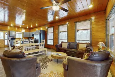Image de Cabin w/ indoor pool, game room, hot tub, theater area + free attraction tickets