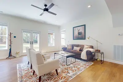 Image de Spacious executive quarters on bottom level of home ample parking