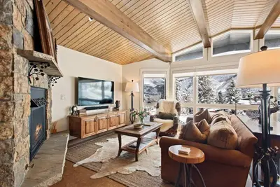 Image de Ski-In/Ski-Out Aspen Gem! Cozy Decor, Fireplace, W/D, Heated Pool & Great Views!