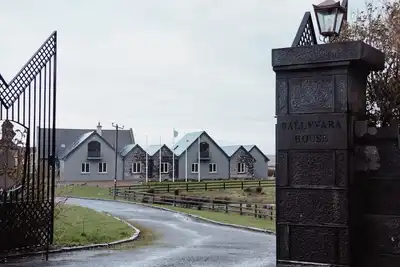 Image de Ballyvara House - a two story that sleeps 28 guests in 11 bedrooms