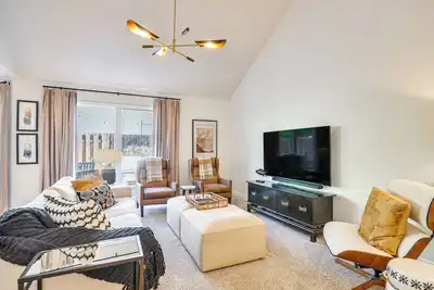 Image de Near Shops & Cafes: Beaverton Haven w/ Luxe Decor!