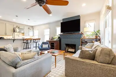 Image de New Home w Luxe King Suite, Porch Vibes & Parking