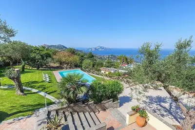 Image de Villa Caprisa: An elegant and welcoming two-story villa located on a hillside, facing the sea, with Free Wi-Fi.