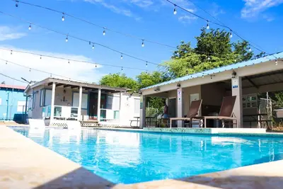 Image de Family-Friendly Stay, Pool, 2 Mins to Combate Beach