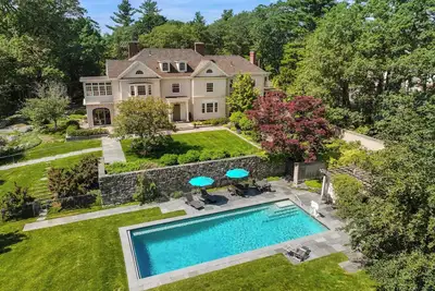 Image de Lavish Boston Estate for Short or Mid Term Stays | 🏊 Pool, 🌸 Gardens, 📚 Office