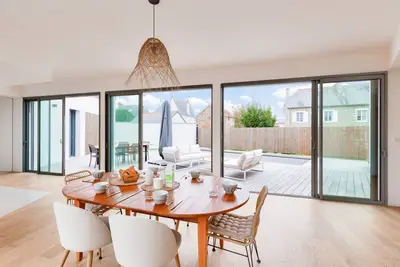 Image de 800m de la plage, maison neuve pour 10, piscine