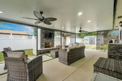 Image de Forget your worries in this spacious and serene space.