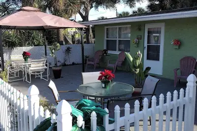 Image de Close to Sponge docks, private separate entrance, in the heart of Tarpon Spring!