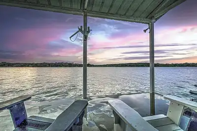 Image de Chic Retreat for 10 w\/ Private Dock + Sunset Views