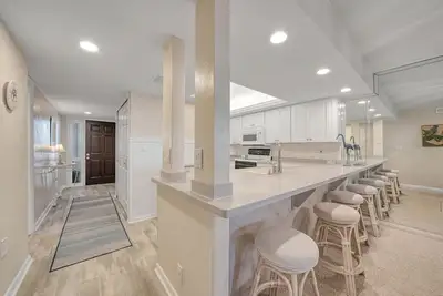 Image de Renovated Condo-Easy Beach Access, and more! 2 bedroom w/sleeping den, 2 bath