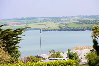 Image de Luxury apartment with estuary views, garden and parking.