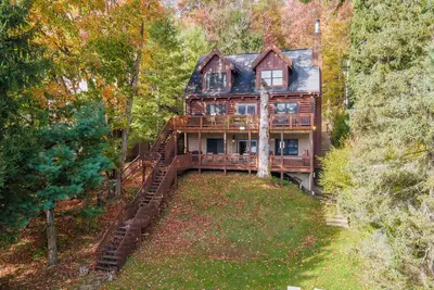 Image de New! The Treehouse: Lakefront, Hot Tub, Dock, Fire Pit!