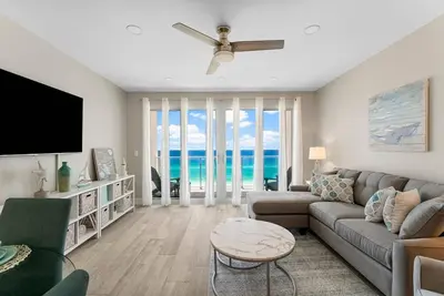 Image de Updated 2br condo Gulf front bunk room sleeps 4 beach access!