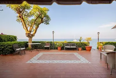 Image de Elegant residence on the rocks with exclusive sea views